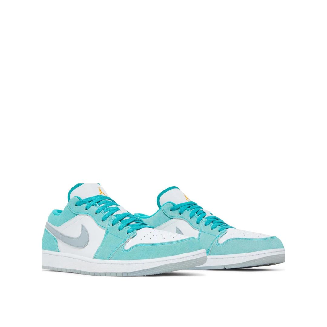 Angled view of AIR JORDAN 1 LOW SE EMERALD