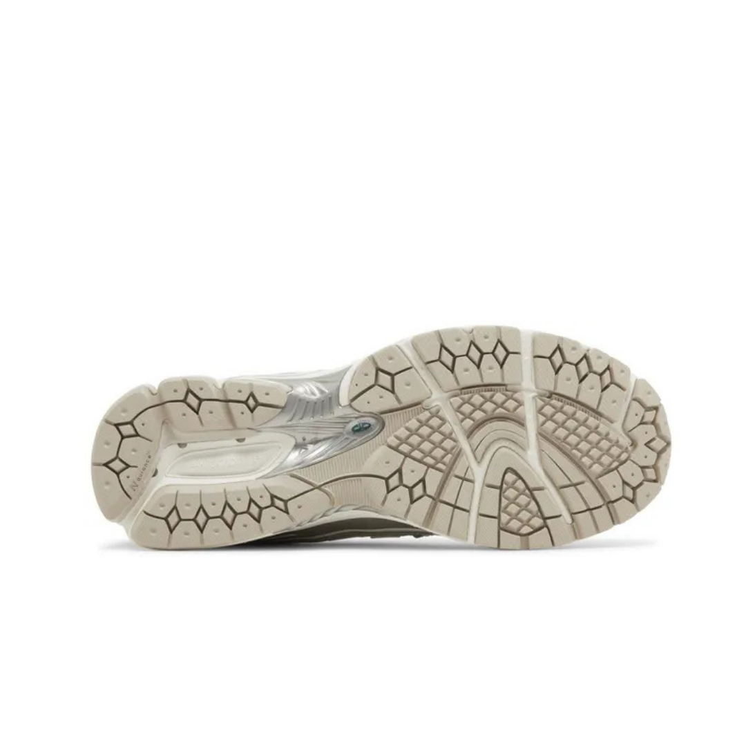 New Balance	1906R Silver Metallic Cream