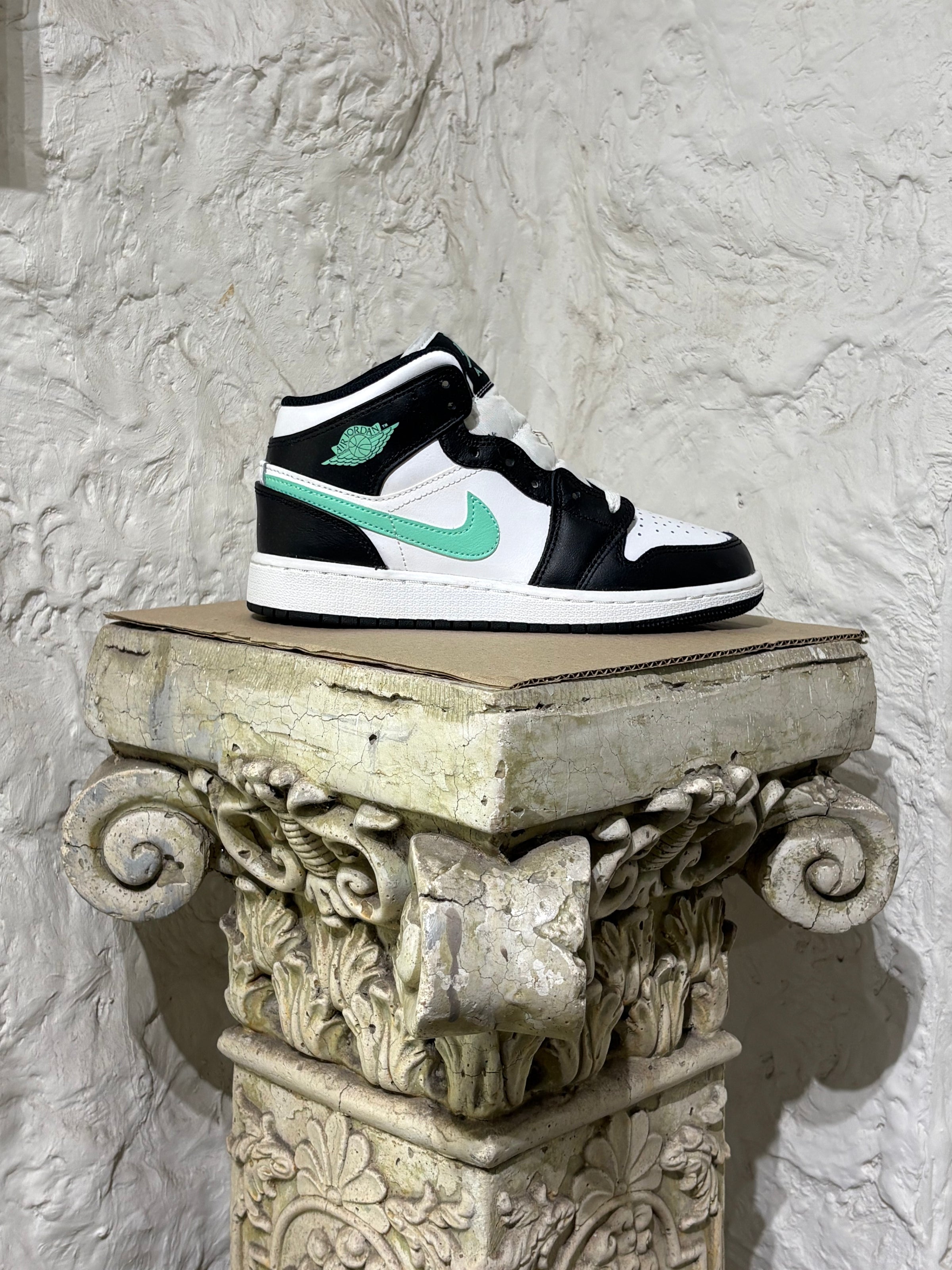 Air Jordan 1 Mid 'Green Glow'
