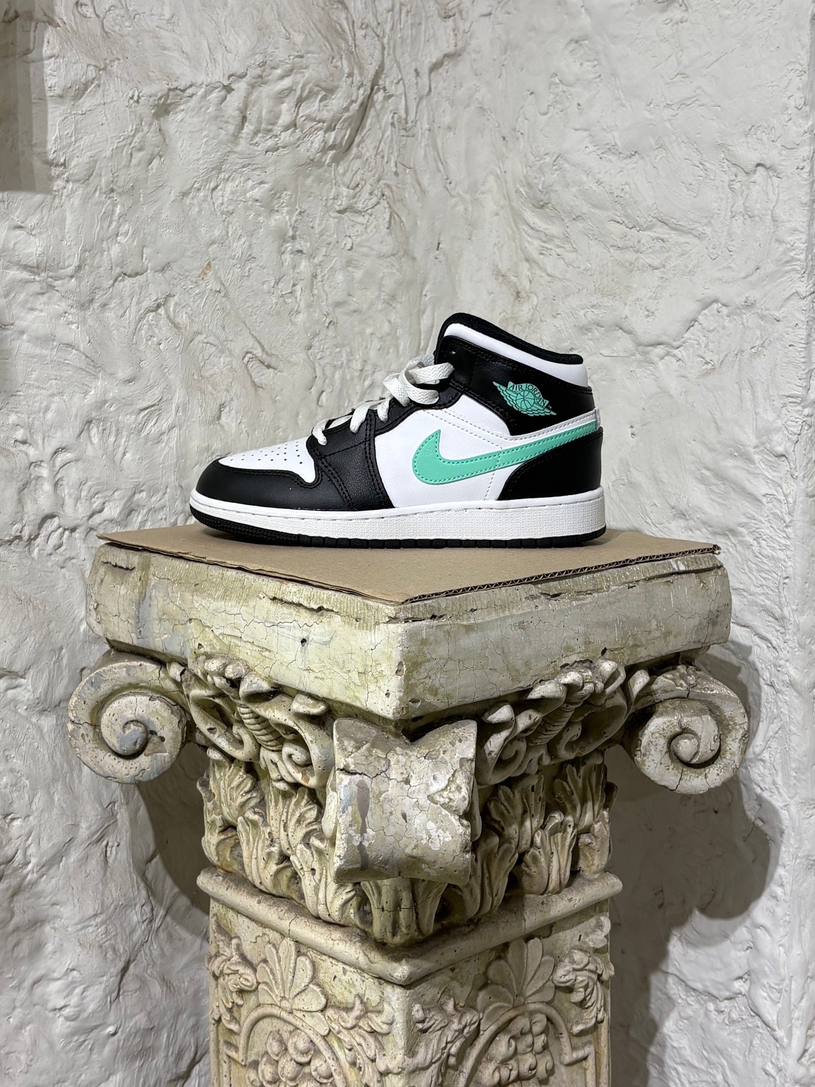 Air Jordan 1 Mid 'Green Glow'